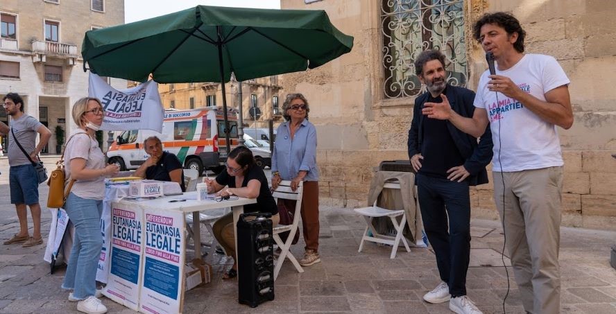 Carlo Salvemini firma al tavolo per il referendum &quot;EUTANASIA LEGALE&quot; con Marco Cappato.