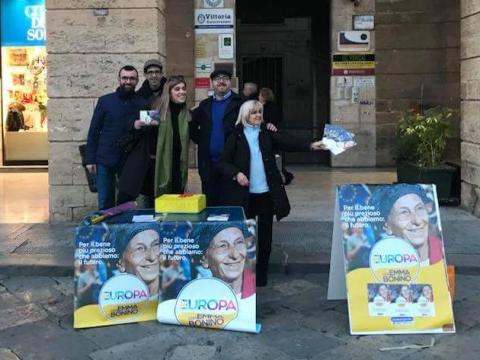 Tavolo di Più Europa con Emma Bonino in Piazza S. Oronzo a Lecce