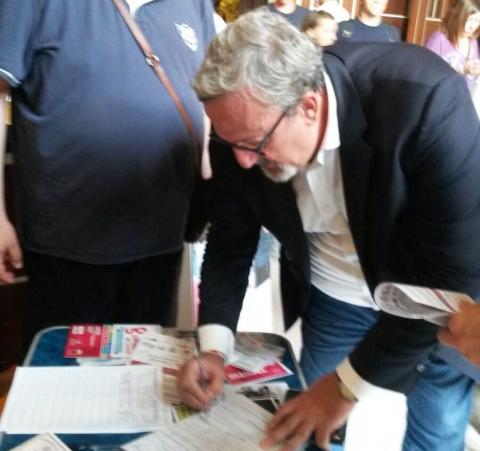 Michele Emiliano firma per Ero Straniero